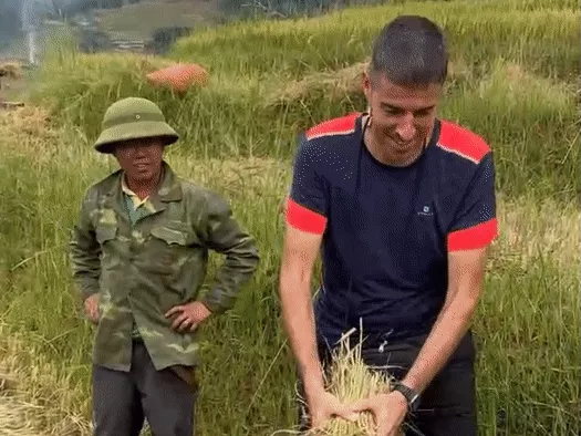 Phúc dẫn khách đi tham quan phố phường Hà Nội.