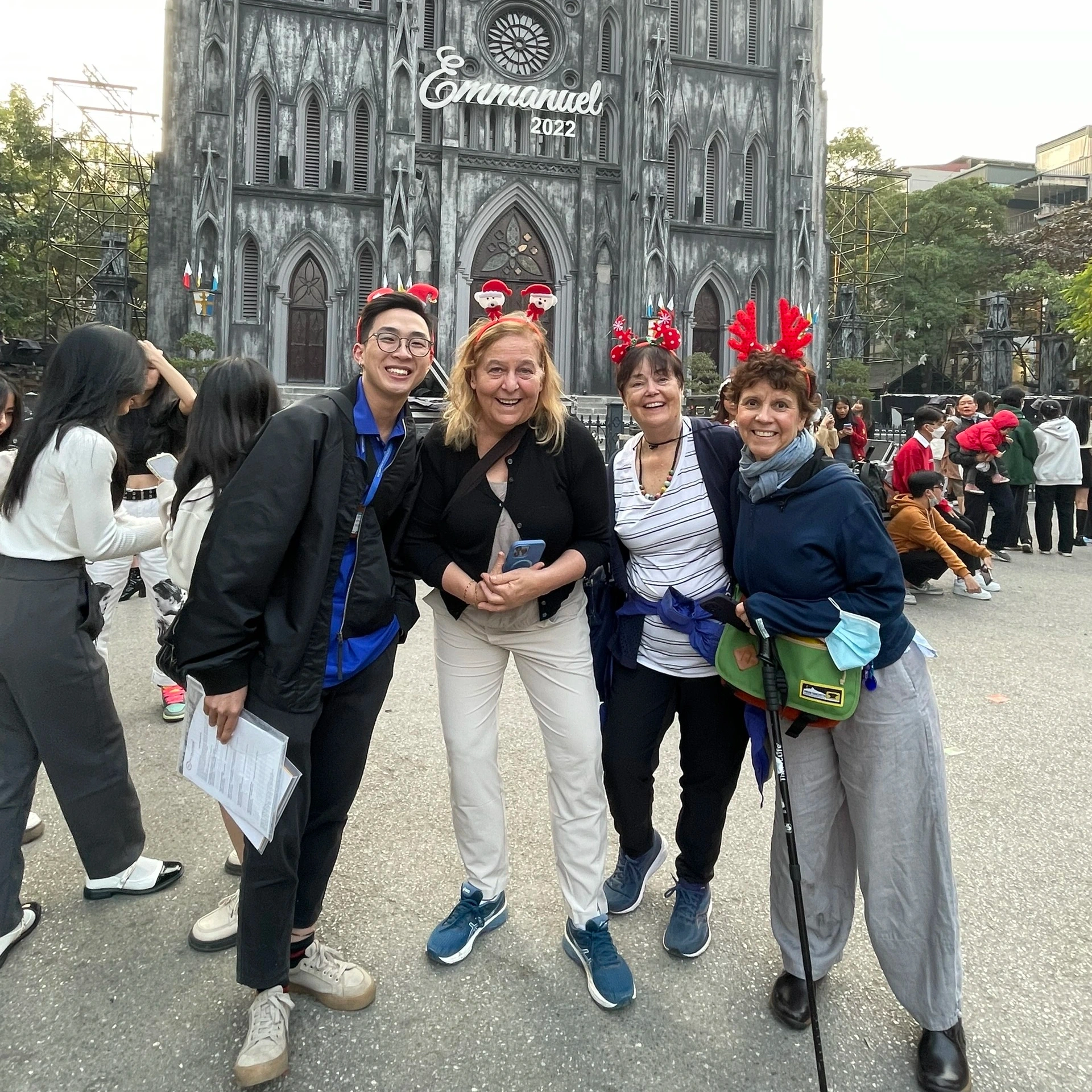 Phúc dẫn khách đi tham quan phố phường Hà Nội.