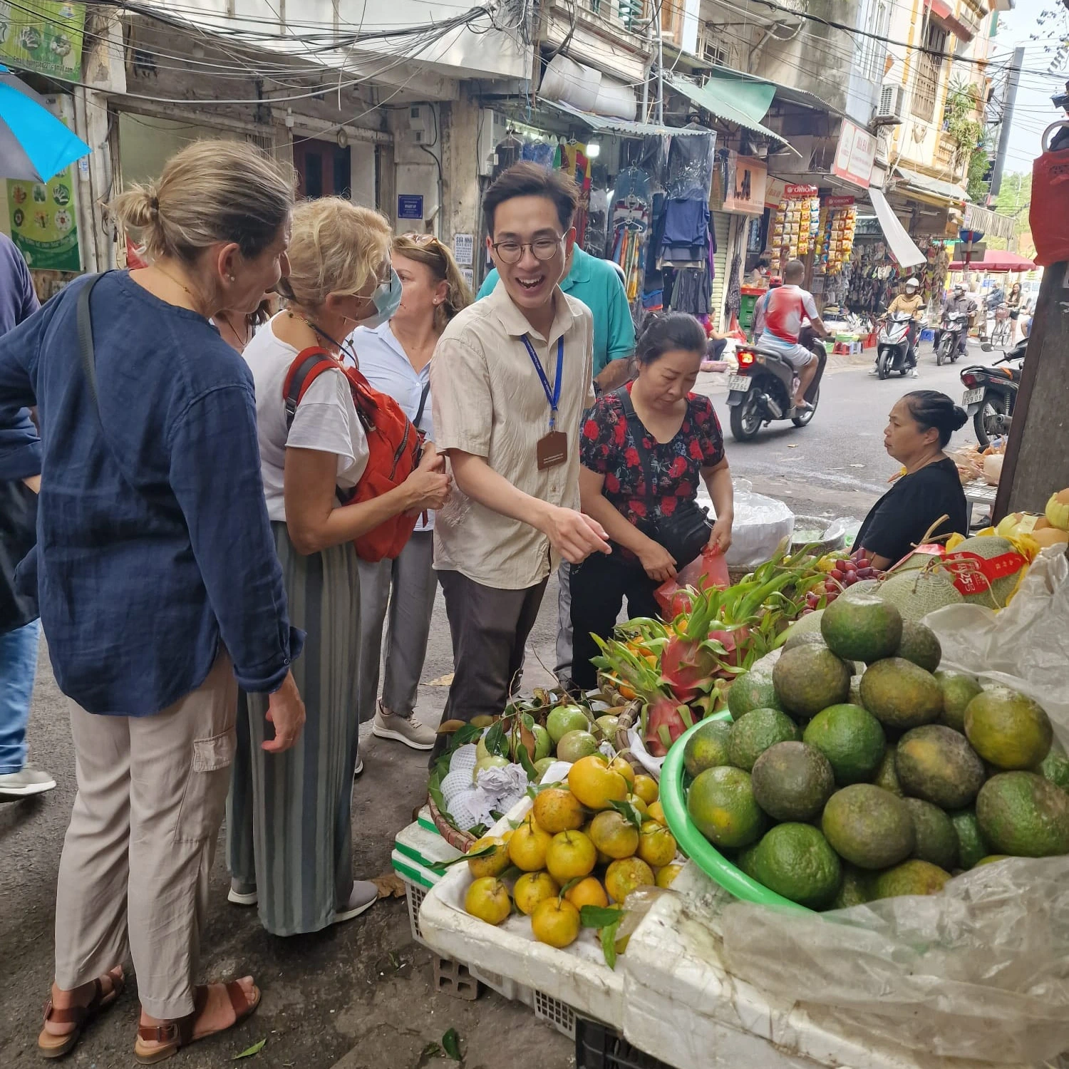 Phúc dẫn khách đi tham quan phố phường Hà Nội.