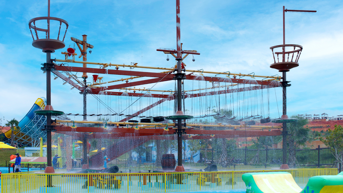 Khu vực Ocean Fortress kết hợp nước và thiết kế dạng pháo đài cổ.