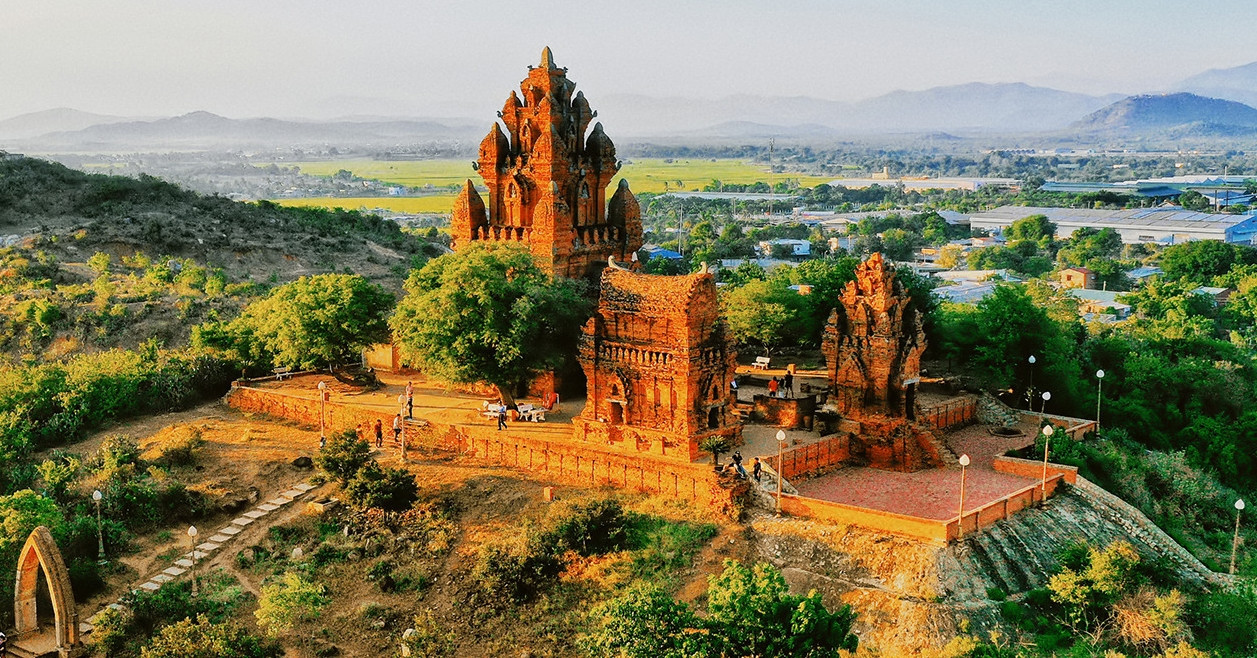 Tháp Po Klaung Garai trong dịp lễ hội Katê.