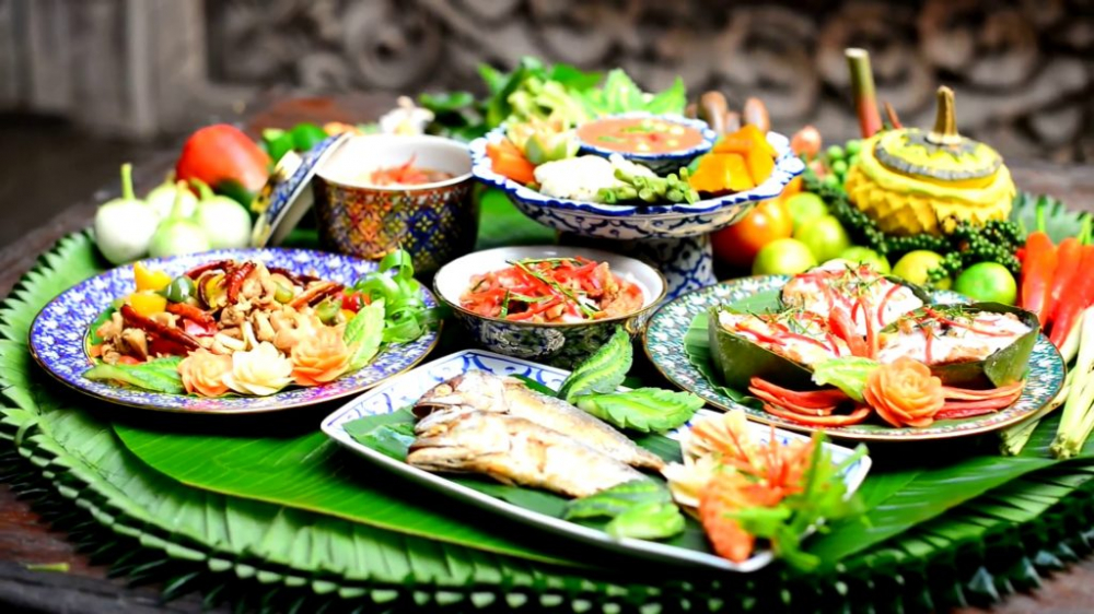 Bữa ăn với nhiều món Thái