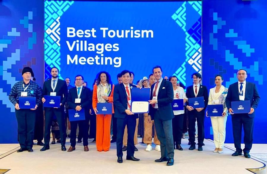 Đại diện UBND xã Tân Hoá, huyện Minh Hoá, tỉnh Quảng Bình nhận danh hiệu "Làng du lịch tốt nhất thế giới".