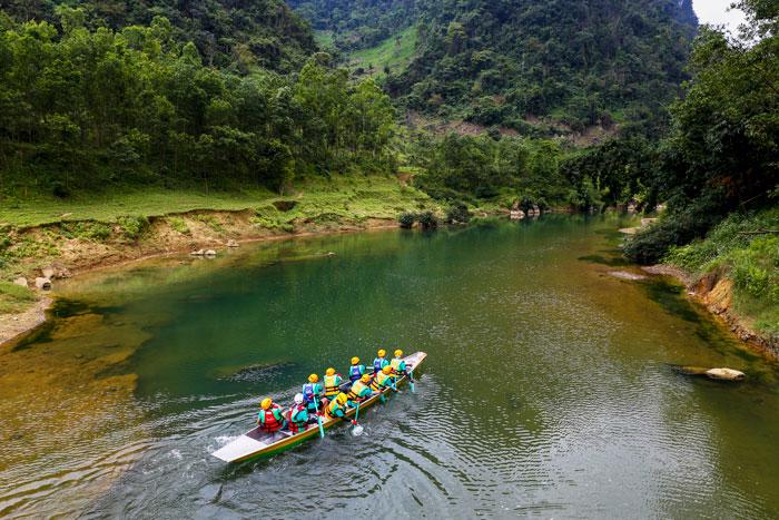 Chèo thuyền vượt sông Rào Nan, băng qua những bản làng, nương ngô và cảnh đẹp núi rừng Tân Hoá