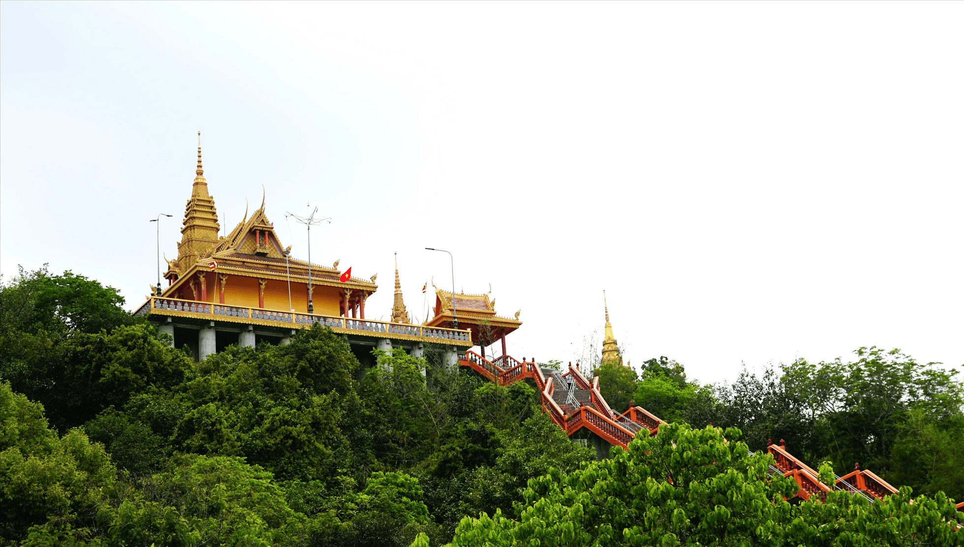 Chùa Tà Pạ mang kiến trúc Khmer đặc trưng.