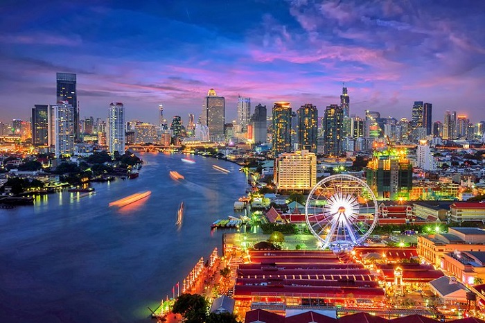 Bangkok có những tòa nhà chọc trời bên đền chùa cổ kính.