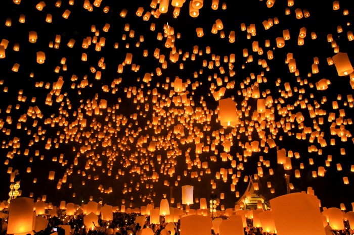 Lễ hội thả đèn hoa đăng thắp sáng bầu trời.