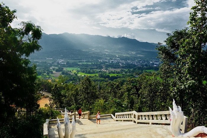 Lên đỉnh chùa Wat Phra That Mae Yen ngắm toàn cảnh thị trấn.
