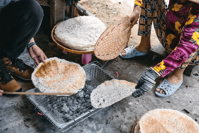 Bánh tráng Thuận Hưng mang dư vị rất riêng và không nhầm lẫn với nơi nào khác. Bánh có 4 loại: bánh mặn, bánh lạt, bánh nem và bánh dừa