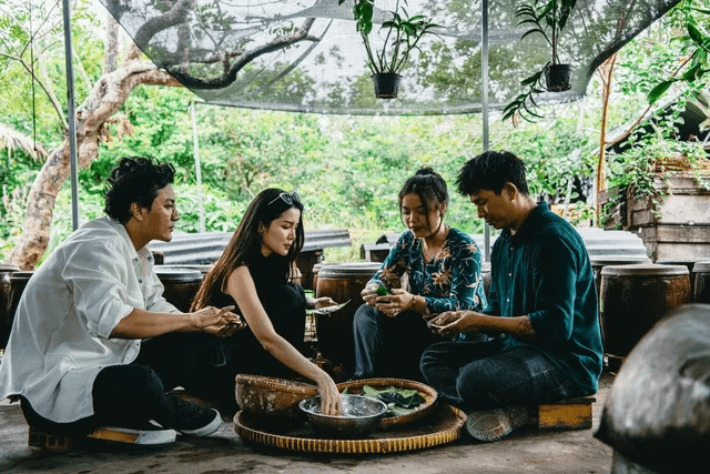 Hoa khôi Huỳnh Thúy Vi cùng các người bạn như được quay về tuổi thơ với những trải nghiệm tại nơi đây