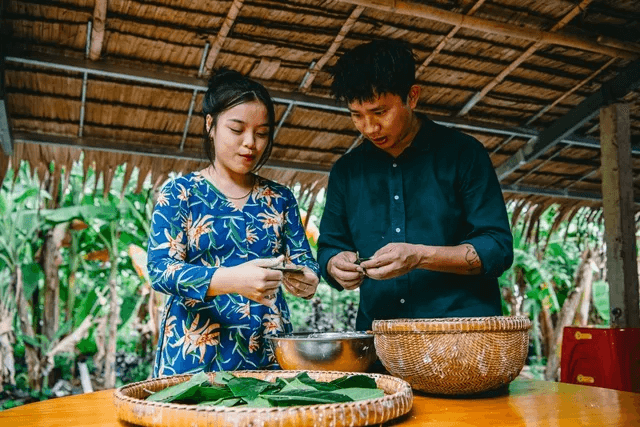 Travel blogger Vinh Gấu thích thú trải nghiệm làm bánh lá mít