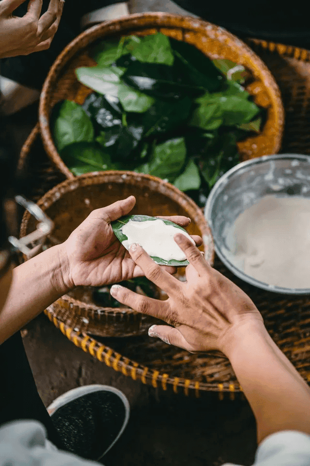 Chỉ với chiếc lá mít trong vườn và bột gạo, người miền Tây sáng tạo ra món ăn dân gian đặc sản vùng miền