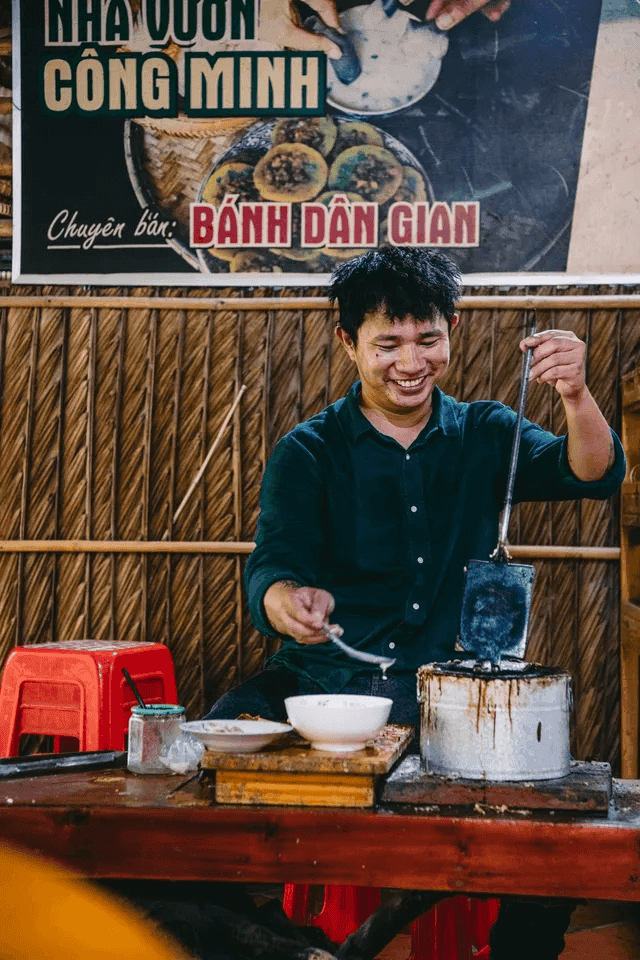 Tự tay làm các loại bánh dân gian cũng là trải nghiệm đáng nhớ của du khách khi tới miền Tây