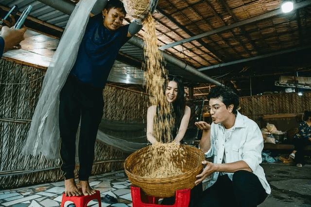 Du khách được trải nghiệm làm cốm nổ đầy thú vị
