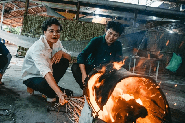 Tự tay làm các loại bánh dân gian cũng là trải nghiệm đáng nhớ của du khách khi tới miền Tây
