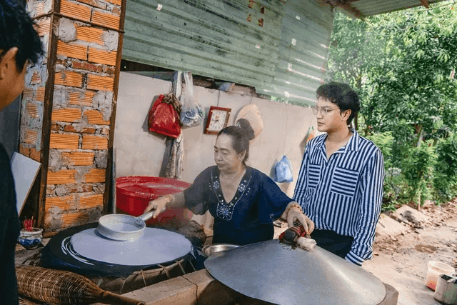 Nhà văn Đặng Thiên Phong háo hức "chiêm ngưỡng" một công đoạn sản xuất hủ tiếu thủ công
