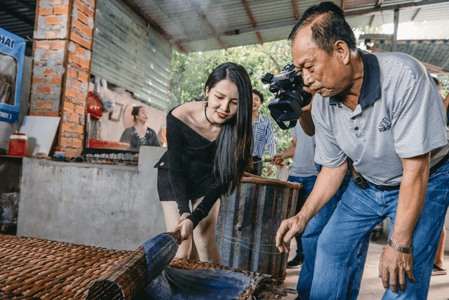 Hoa khôi Du lịch Huỳnh Thúy Vi đang trải nghiệm công đoạn làm hủ tiếu