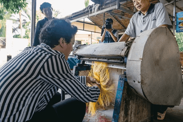 Du khách nên tham quan lò hủ tiếu Cần Thơ vào buổi sáng để có thể tận mắt thấy hết được từng công đoạn làm ra sợi hủ tiếu gạo dai dai và có vị ngọt thanh