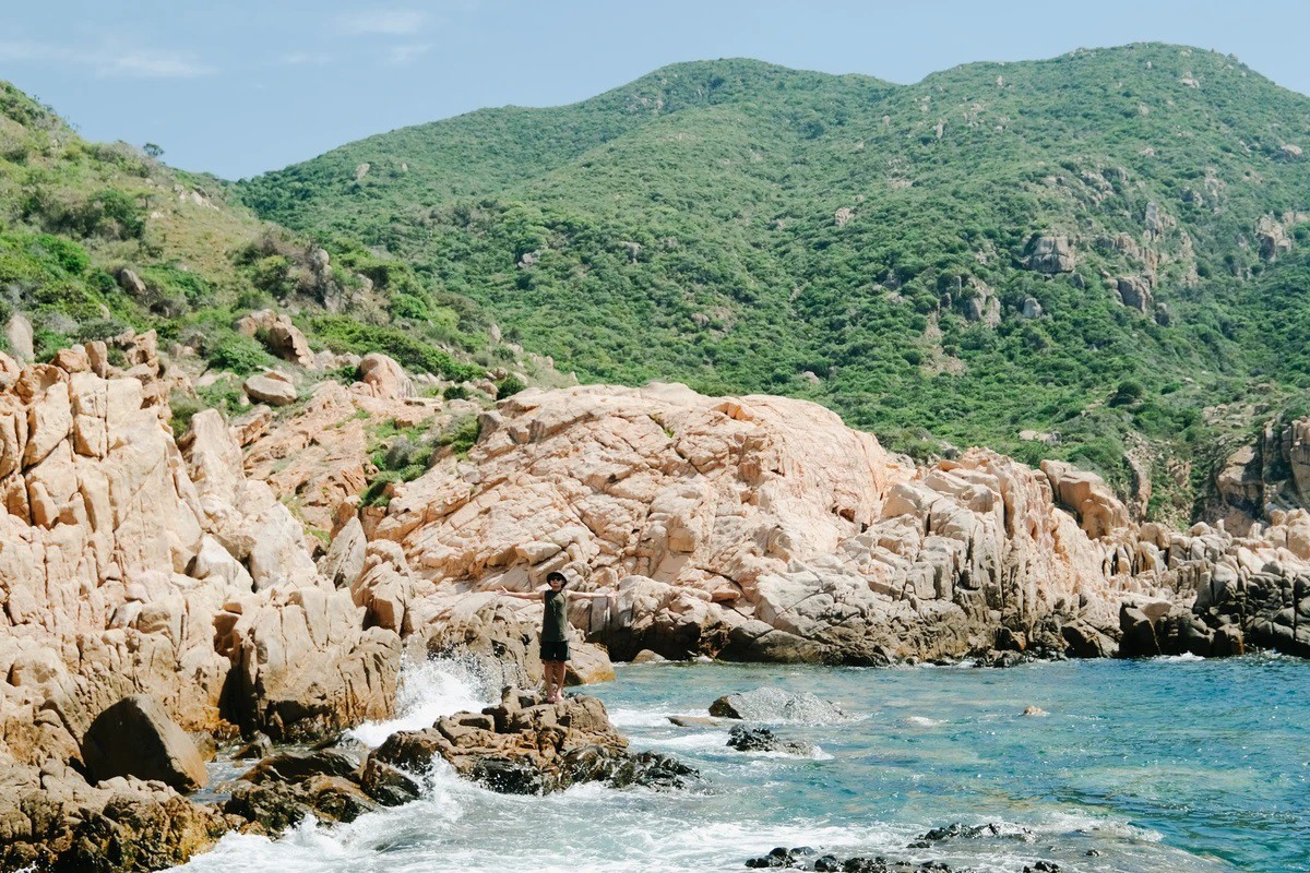 Bãi Hòn Rùa được ví như viên ngọc ẩn thiên nhiên.