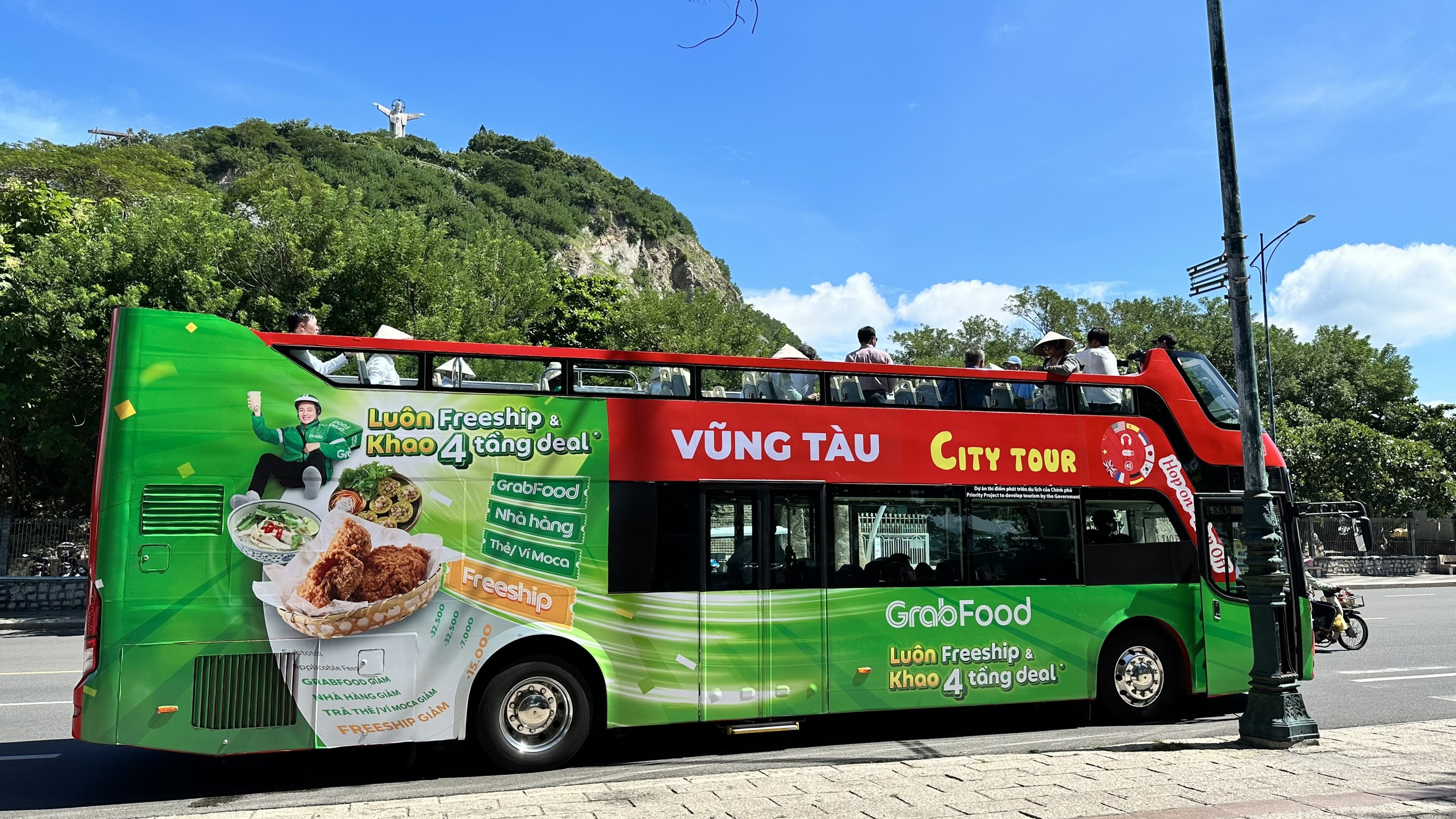 Tuyến xe buýt dừng để giới thiệu về tượng Kito Vua (Chúa giang tay), một điểm đến nổi tiếng tại TP Vũng Tàu.