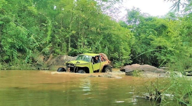 Giải đua ô tô địa hình hội tụ những tay đua chuyên nghiệp, ưa mạo hiểm